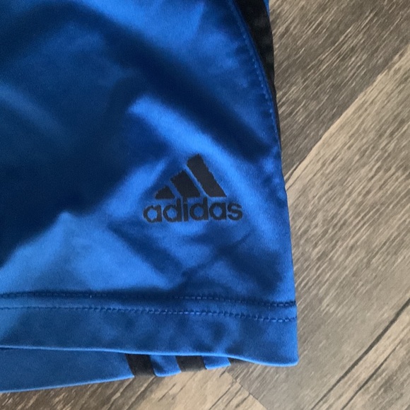 Adidas basketball shorts in good condition no stains or tears faded logo on back - Picture 2 of 6
